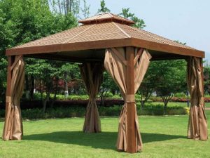 Tonnelle effet bois avec cadre aluminium et rideaux étanches