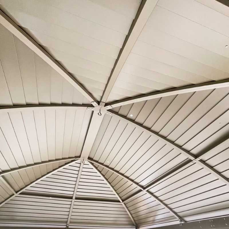 Toit en acier cintré